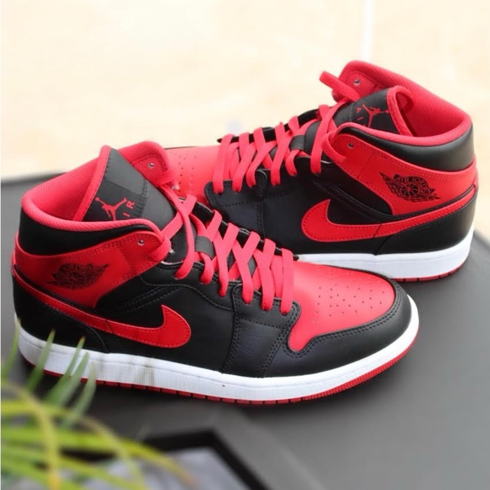 Air Jordan 1 Mid "Banned"